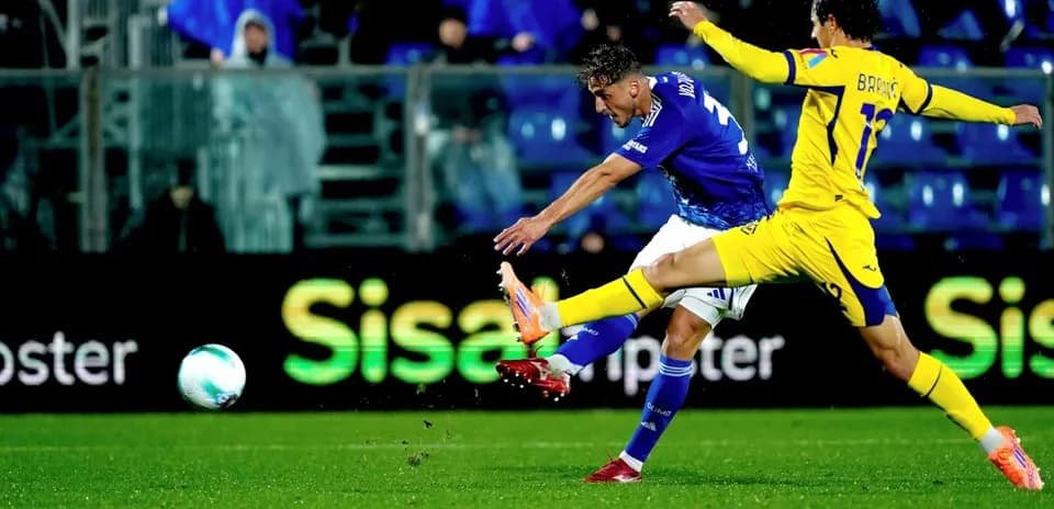 Jugador de Hellas Verona disparando a puerta