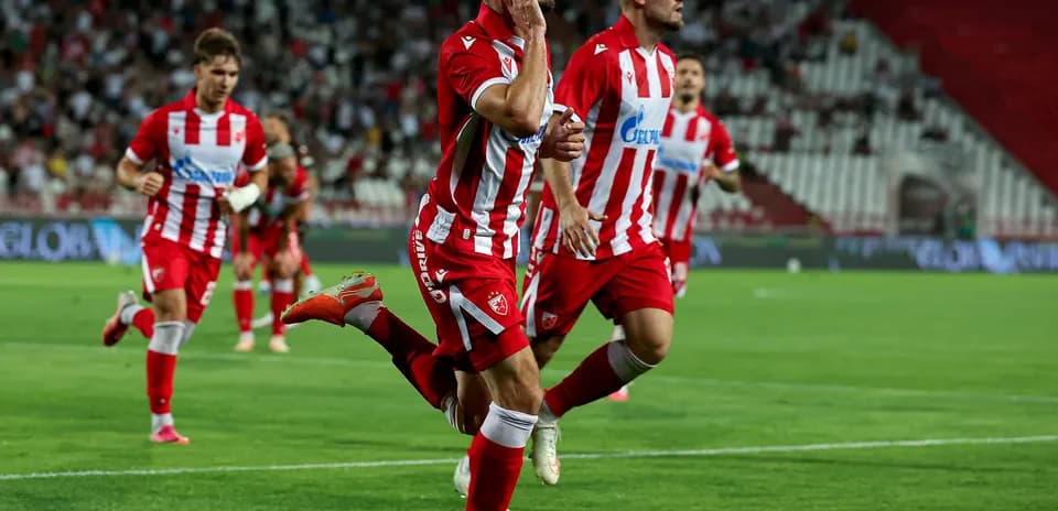 Jugador celebrando un gol de Crvena Zvezda