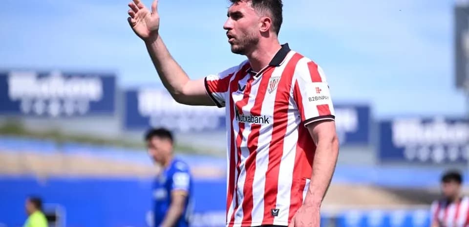 Jugador señalando durante partido en estadio