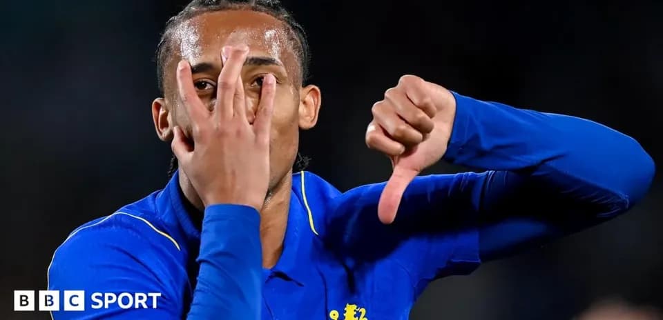 Jugador de Chelsea mostrando el gesto de cinco