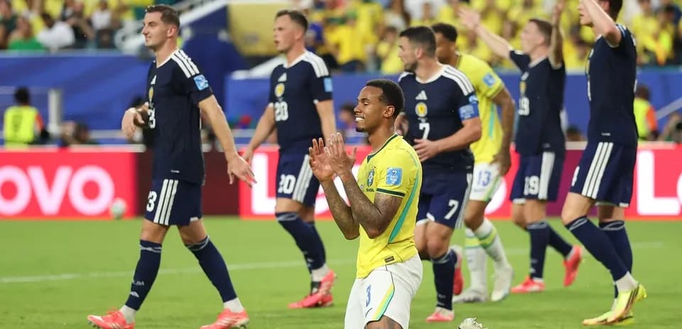 Jugadores de Brasil y Escocia en el partido