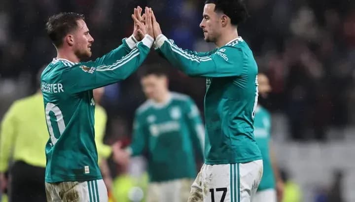 Dos jugadores chocando las manos en el campo