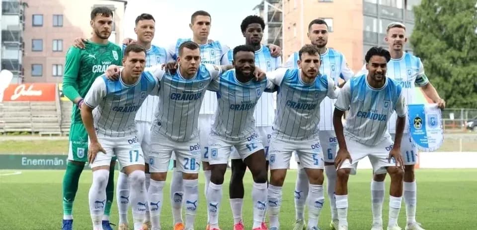 Equipo de Universitatea Craiova posando para foto