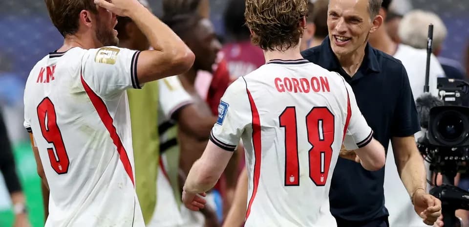 Harry Kane y Anthony Gordon celebrando