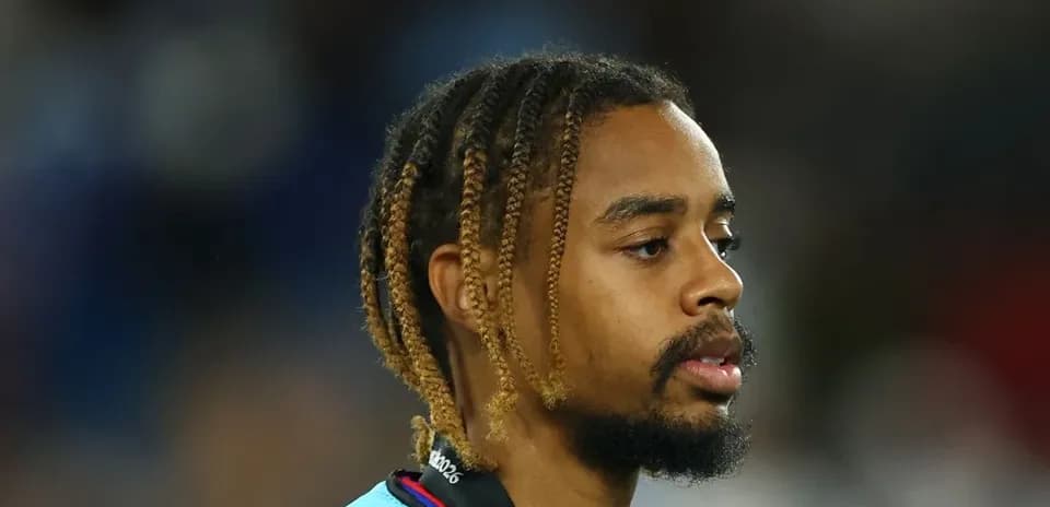 Jugador con trenzas observando el partido