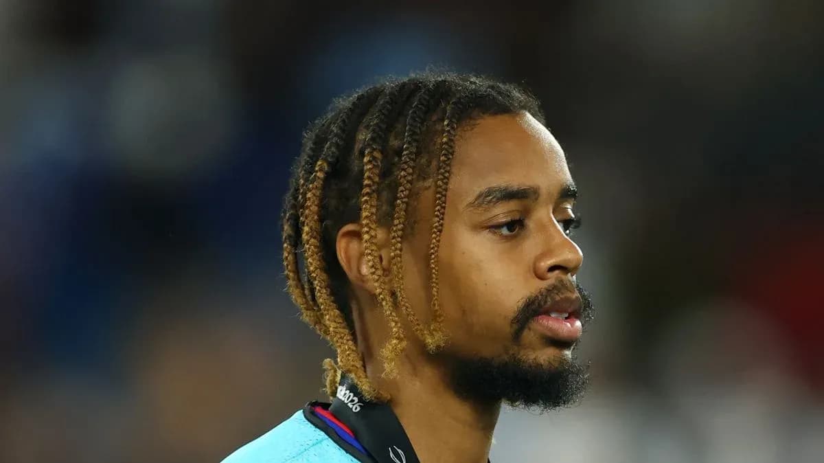 Jugador con trenzas observando el partido