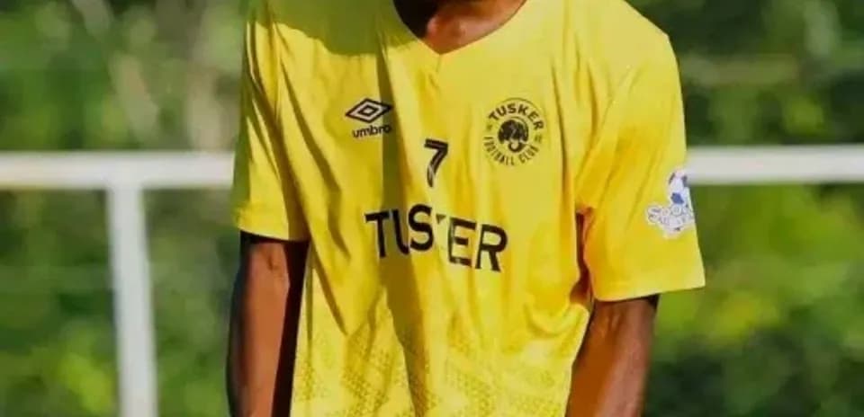 Jugador de fútbol celebrando en uniforme amarillo
