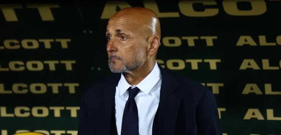 Entrenador observando desde la línea de banda
