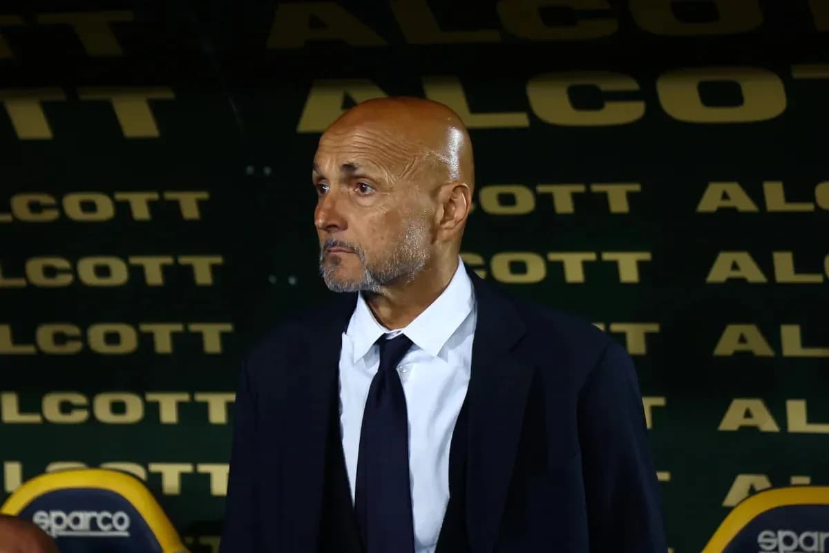 Entrenador observando desde la línea de banda