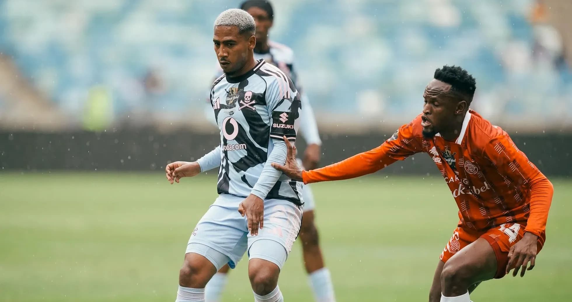 Jugador esquivando a oponente en un partido de fútbol