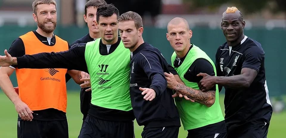 Jugadores de Liverpool durante un entrenamiento en grupo