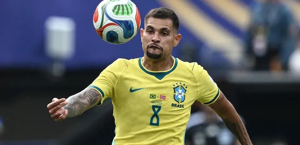 Jugador de Brasil controlando el balón en el partido