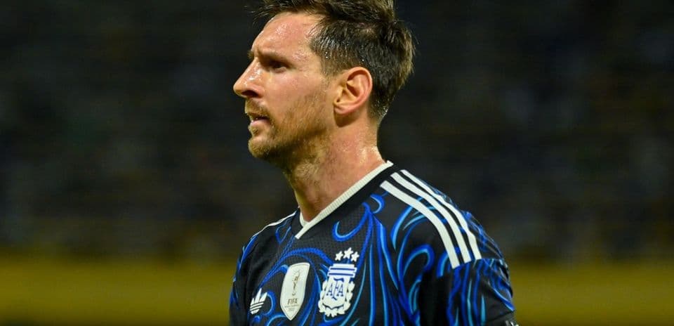 Jugador argentino con camiseta de fútbol en el campo