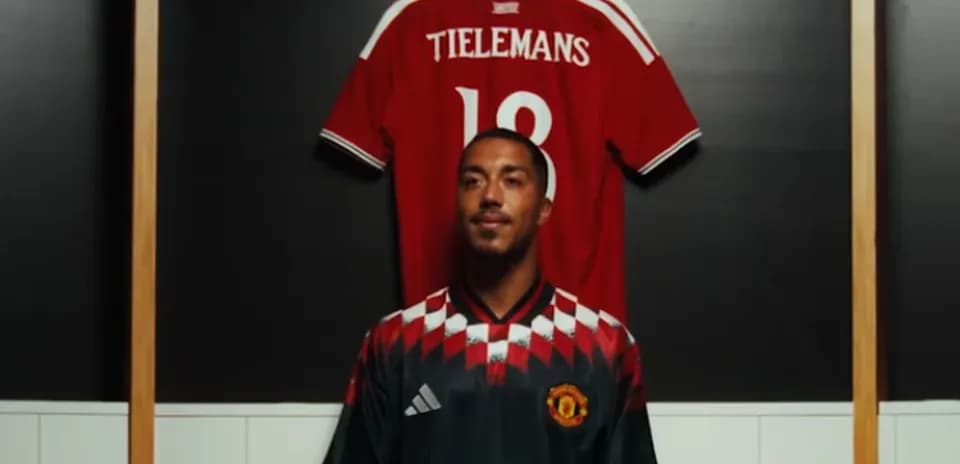 Jugador posando frente a camiseta de Tieleman