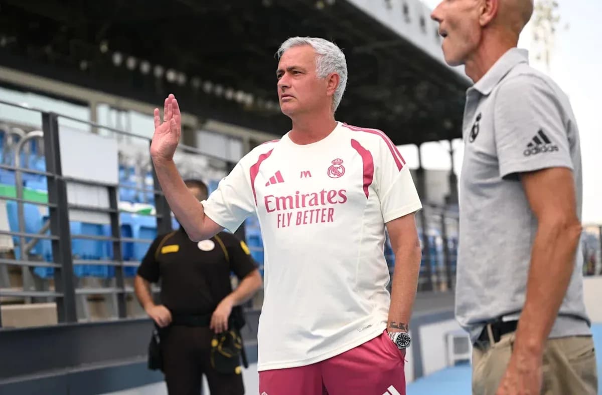 Entrenador saludando durante un evento en el estadio