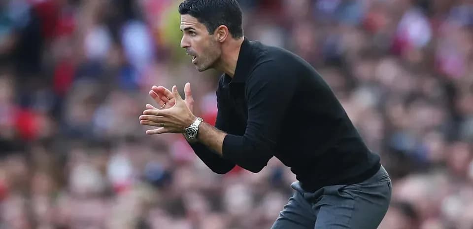 Entrenador dirigiendo a su equipo desde la banda