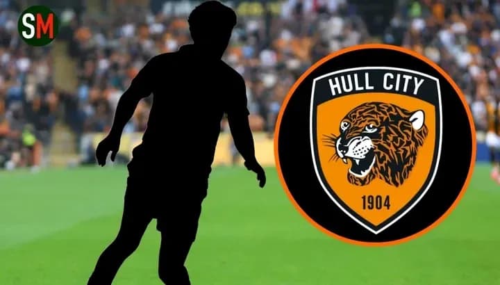 Jugador en el campo junto al logo de Hull City