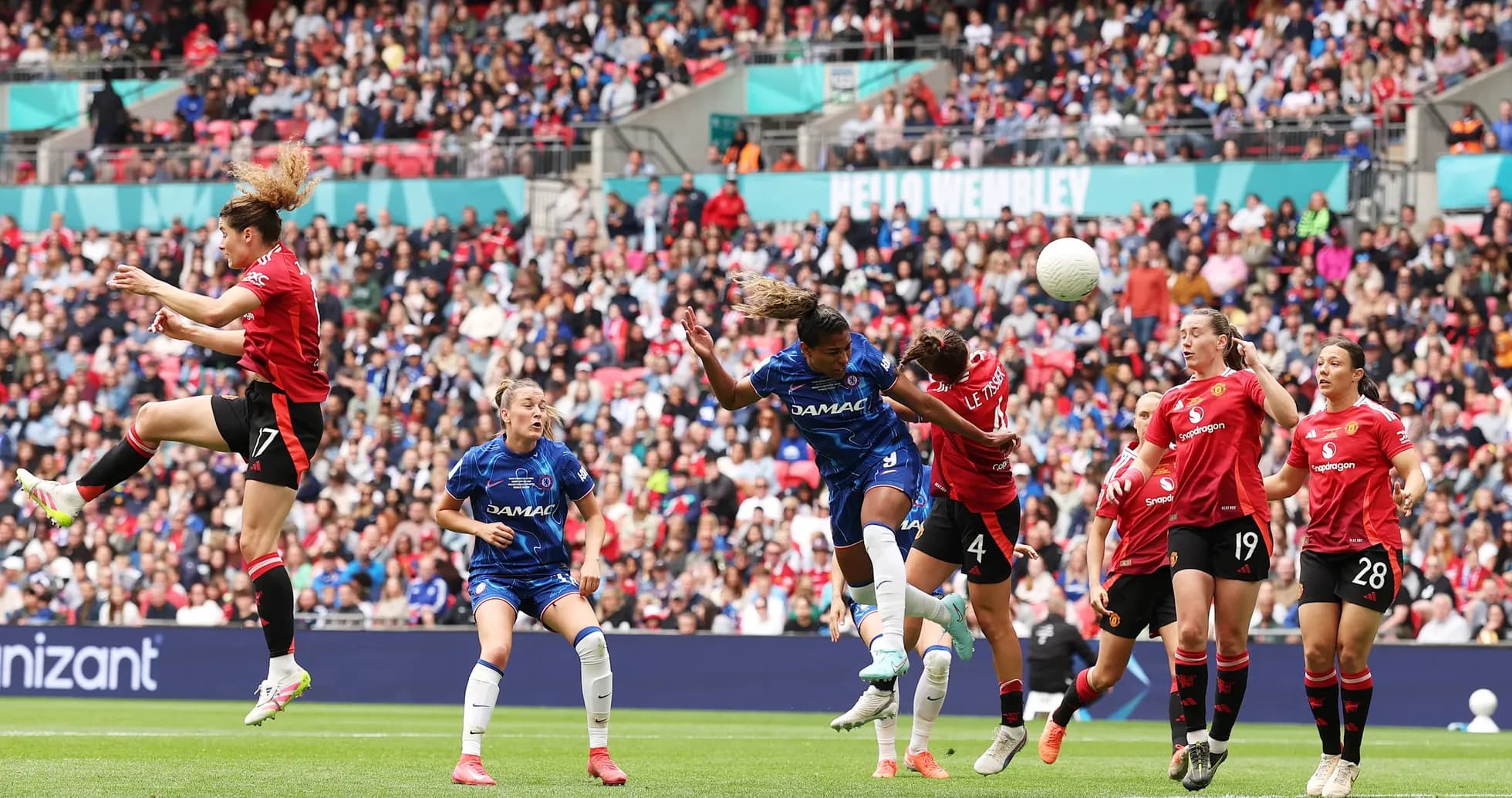 Jugadora salta para cabecear el balón en Wembley