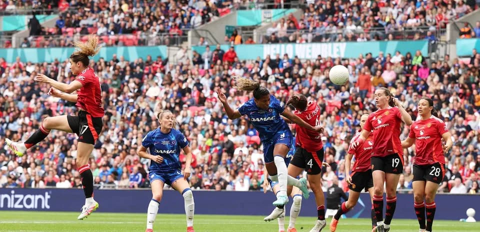 Jugadora salta para cabecear el balón en Wembley