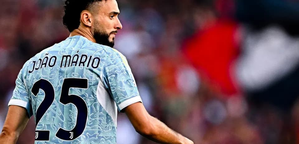 Jugador con camiseta de João Mário en el campo