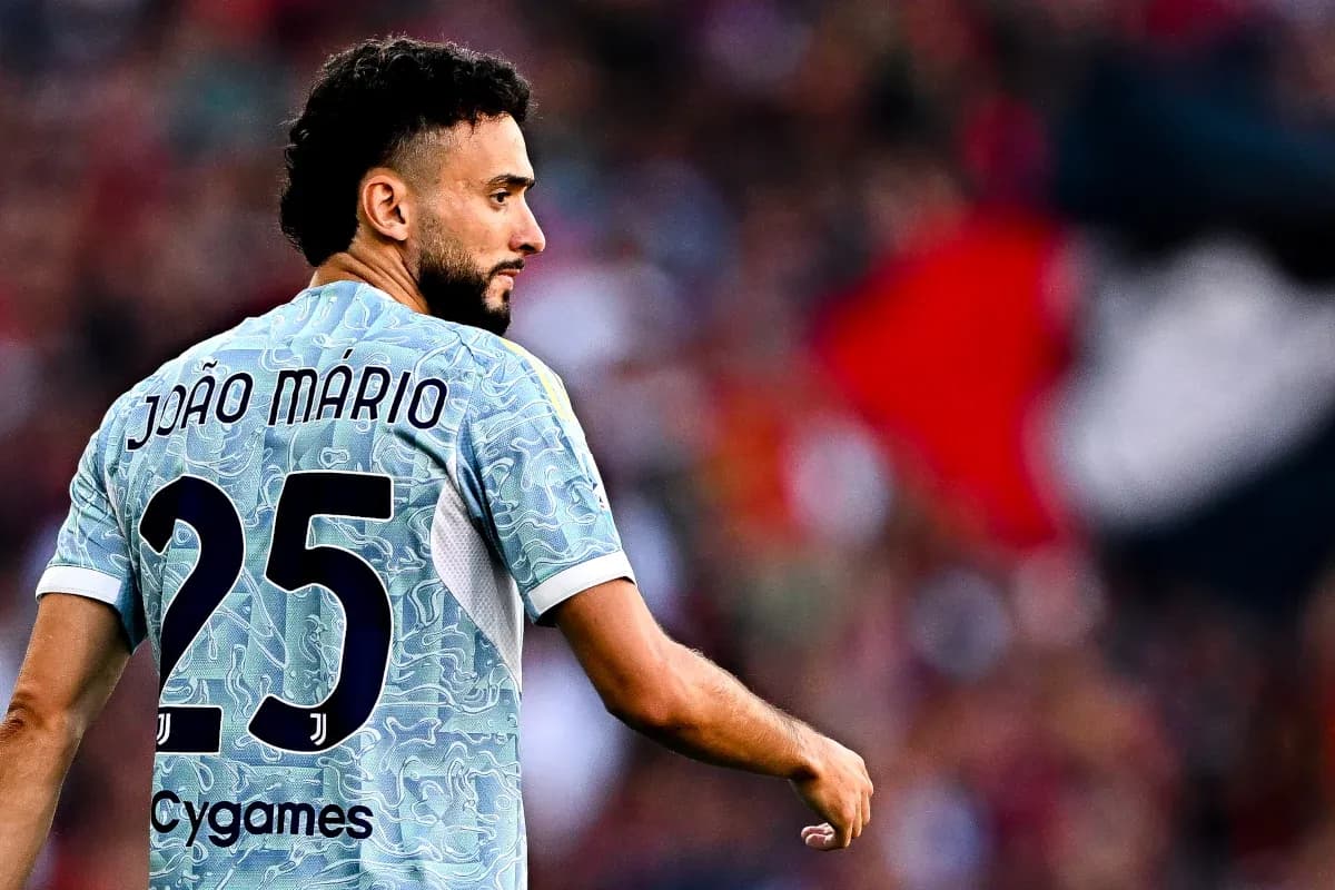 Jugador con camiseta de João Mário en el campo