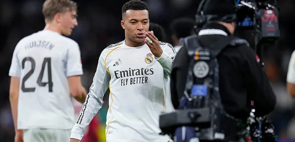 Kylian Mbappé saluda tras el partido