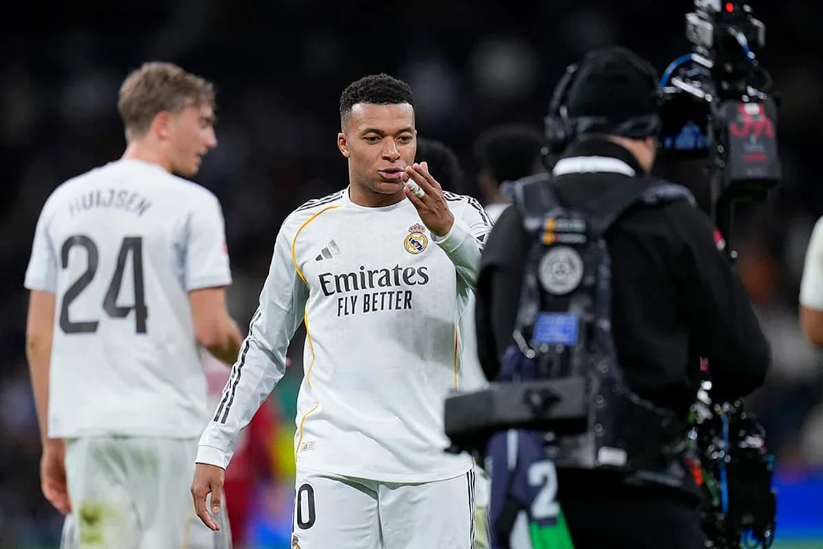 Kylian Mbappé saluda tras el partido
