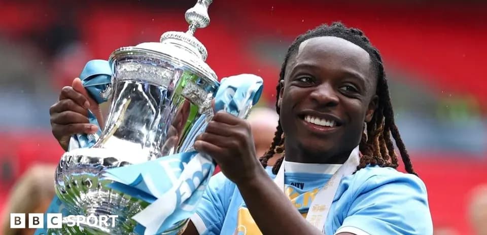Jugador celebrando con trofeo en el estadio