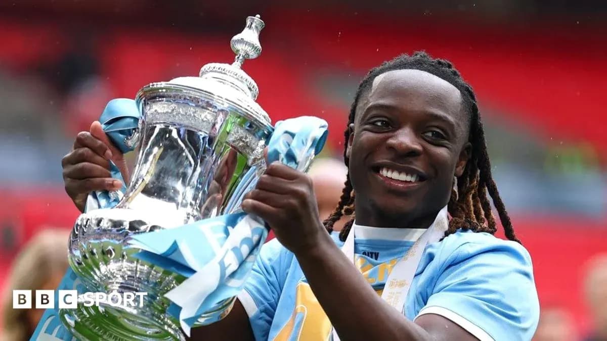 Jugador celebrando con trofeo en el estadio