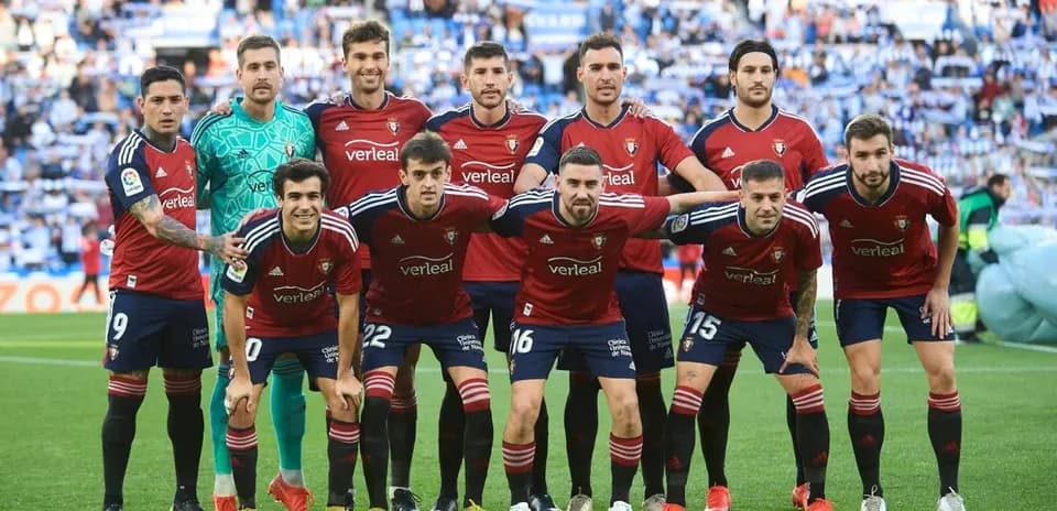 Jugadores de Osasuna posando para la foto de equipo