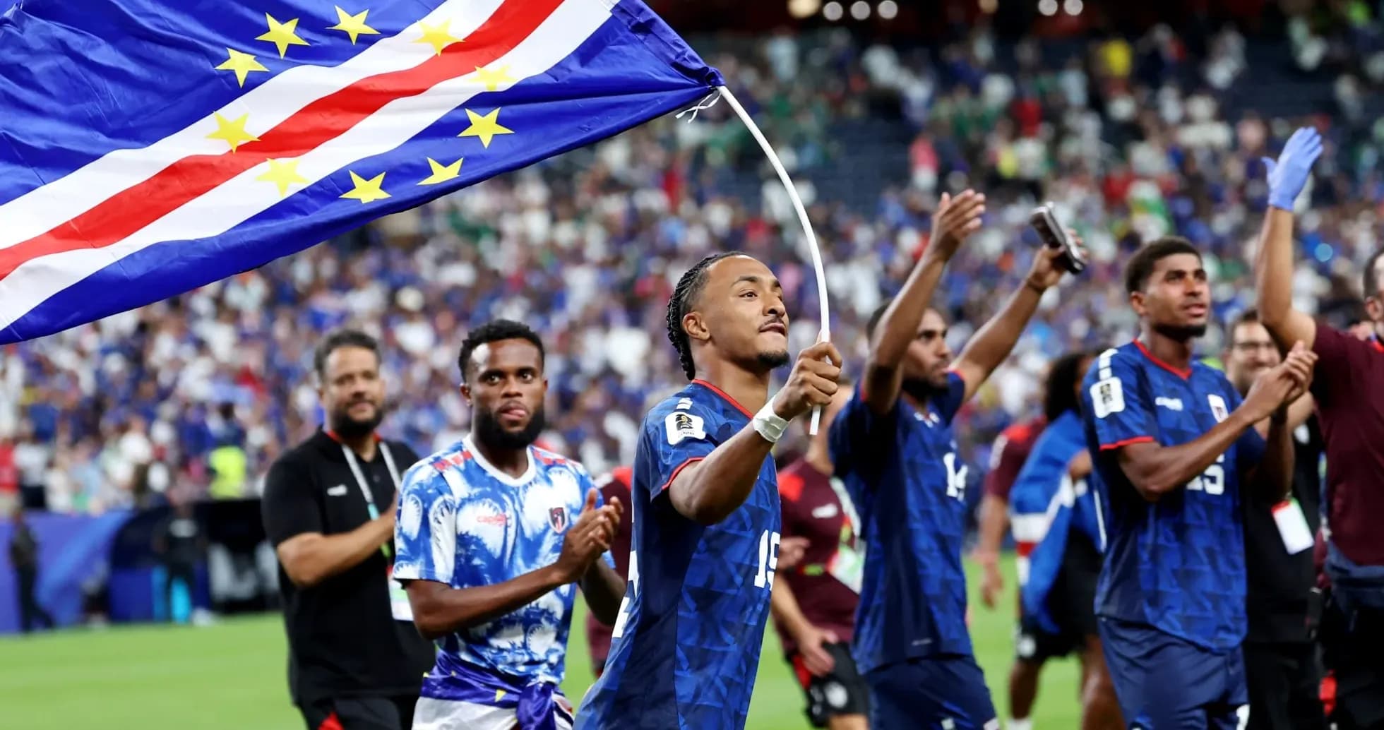 Jugadores celebrando con bandera de Cabo Verde tras partido