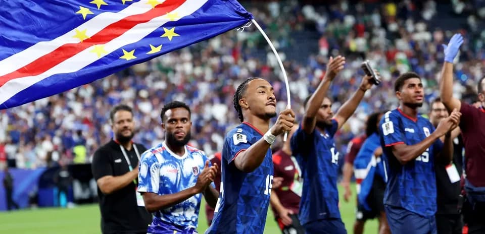 Jugadores celebrando con bandera de Cabo Verde tras partido