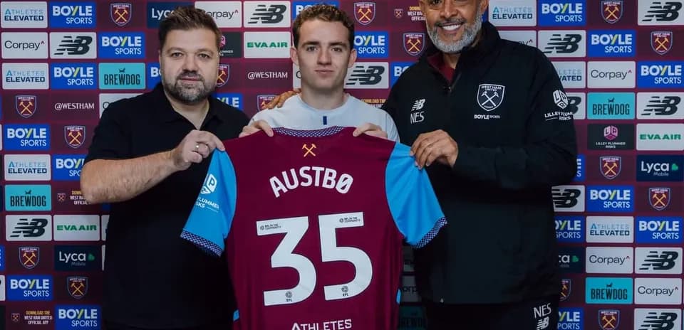Jugador presenta camiseta de West Ham United en rueda de prensa
