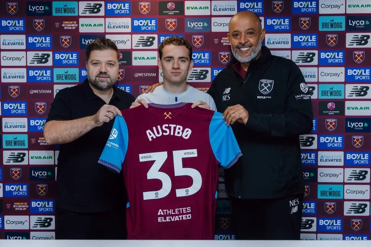 Jugador presenta camiseta de West Ham United en rueda de prensa