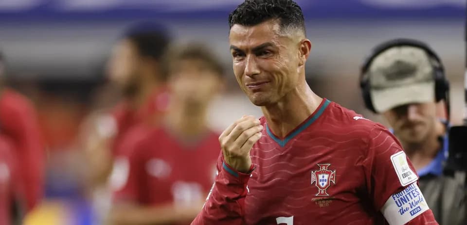 Cristiano Ronaldo con camiseta de Portugal en el campo