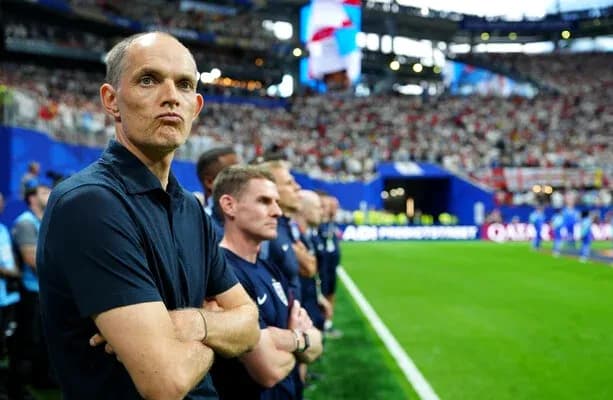 Entrenador y asistentes observando el partido desde la línea