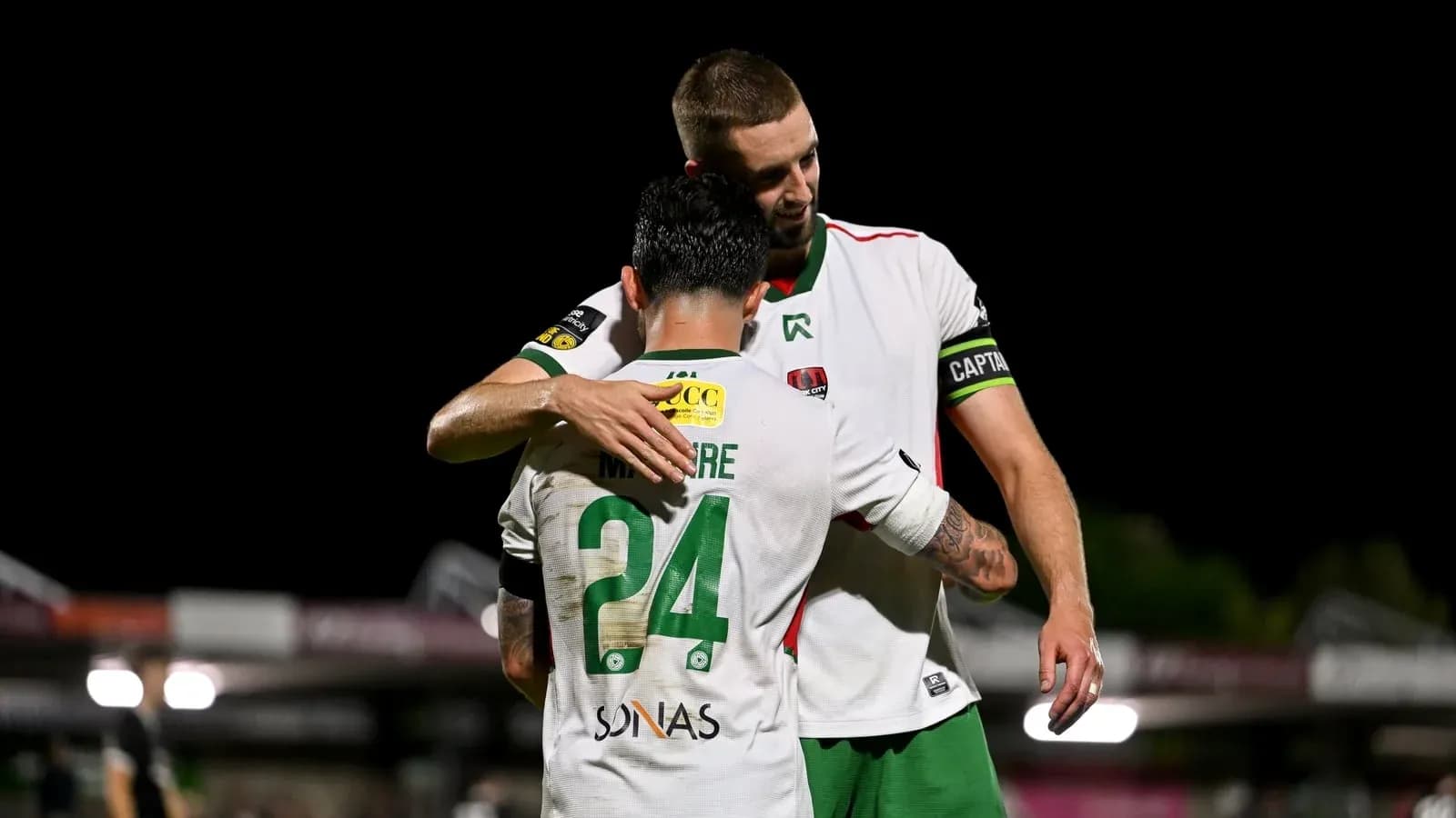 Jugadores abrazándose en el campo de fútbol