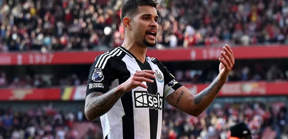 Jugador de Newcastle gesticulando durante el partido