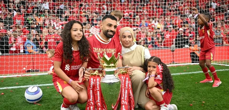 Jugador con su familia celebrando el trofeo de liga