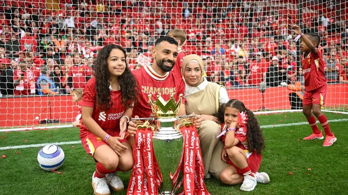Jugador con su familia celebrando el trofeo de liga