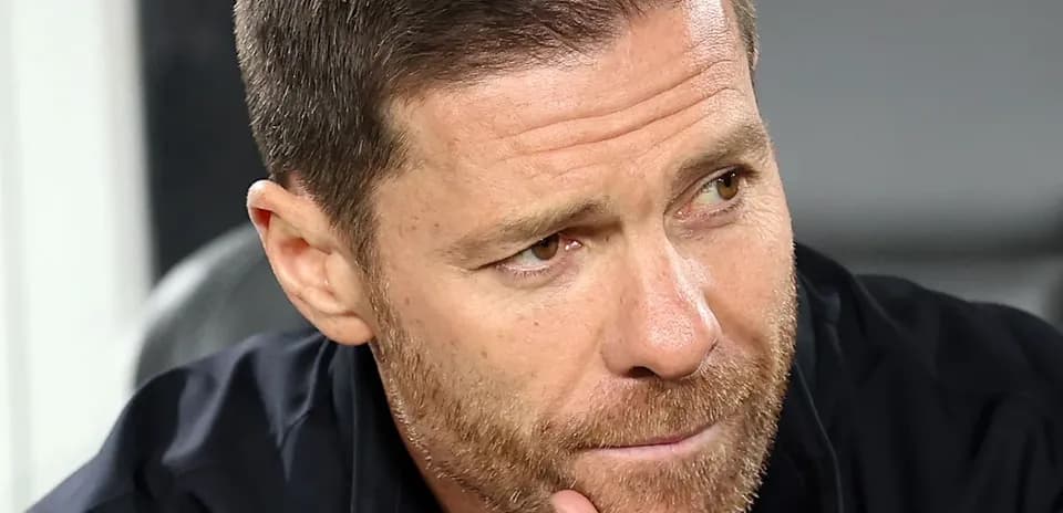 Entrenador observando el partido desde el banquillo