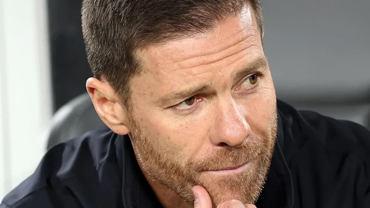 Entrenador observando el partido desde el banquillo
