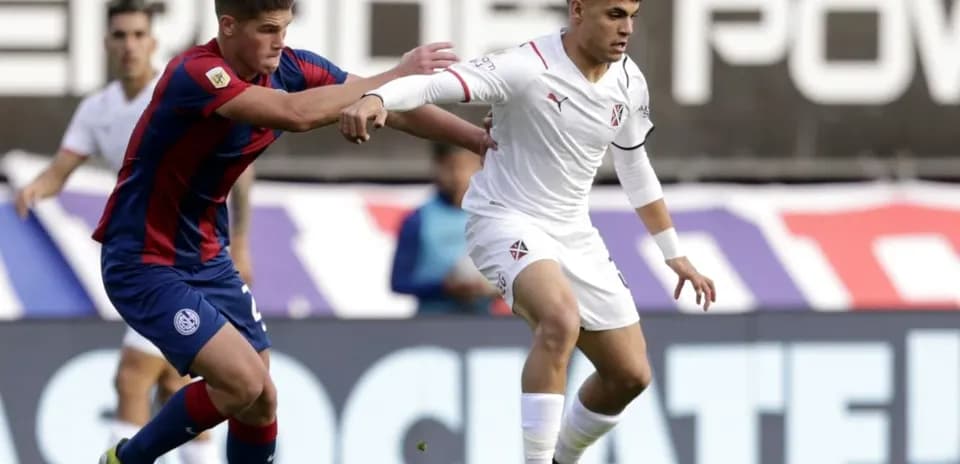 Jugador de Independiente driblando a rival de San Lorenzo