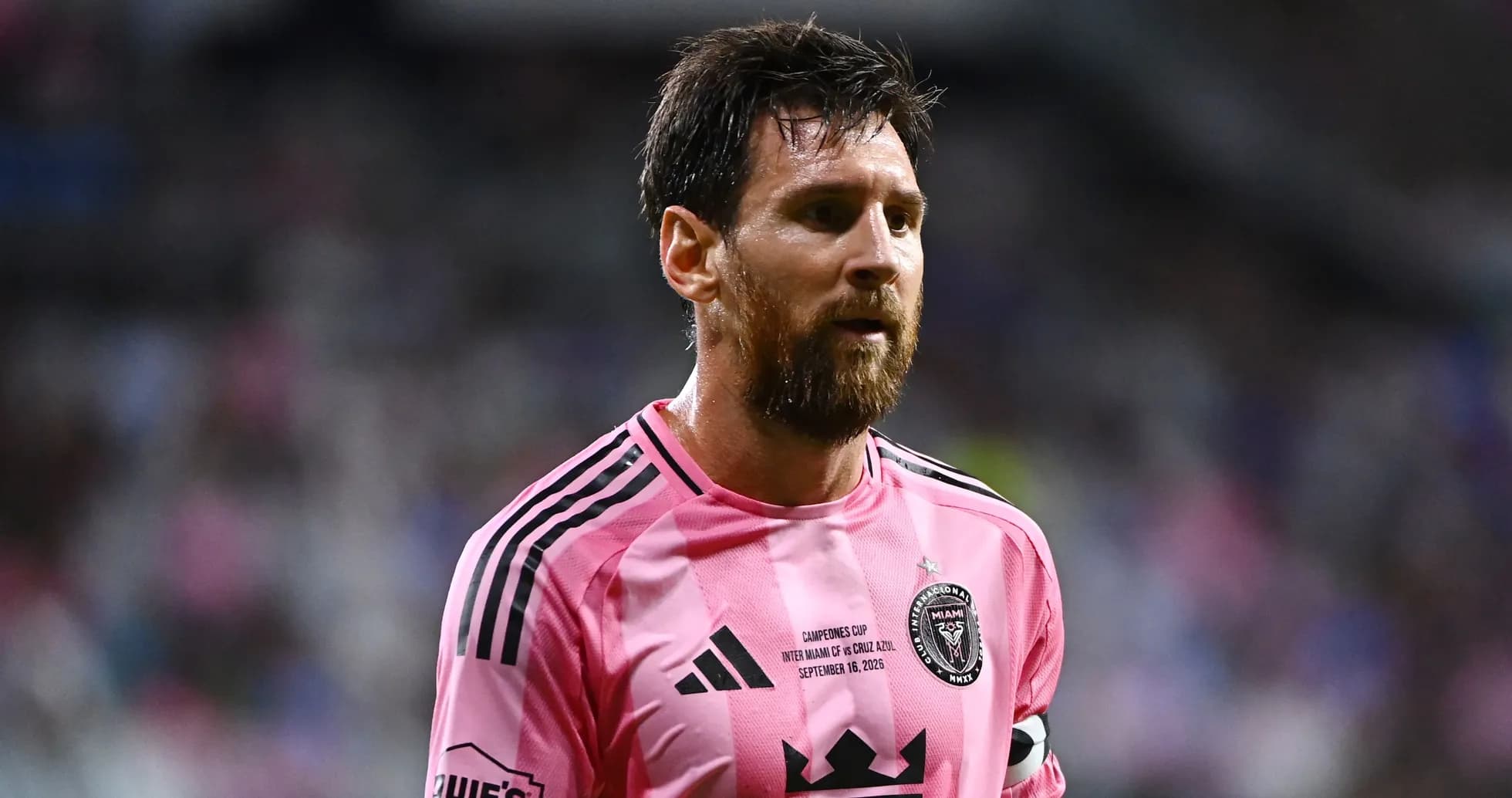Lionel Messi en camiseta rosa durante partido