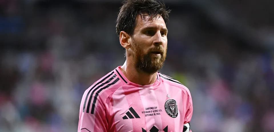 Lionel Messi en camiseta rosa durante partido