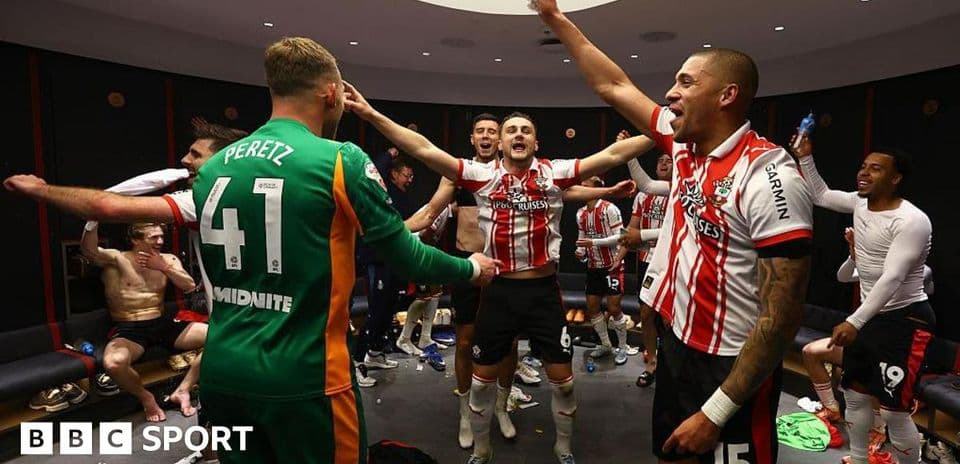 Jugadores celebrando en el vestuario después del partido