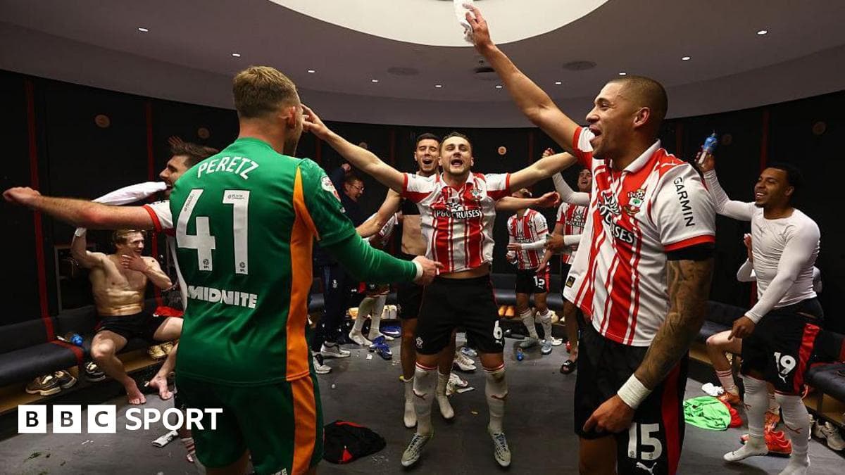 Jugadores celebrando en el vestuario después del partido