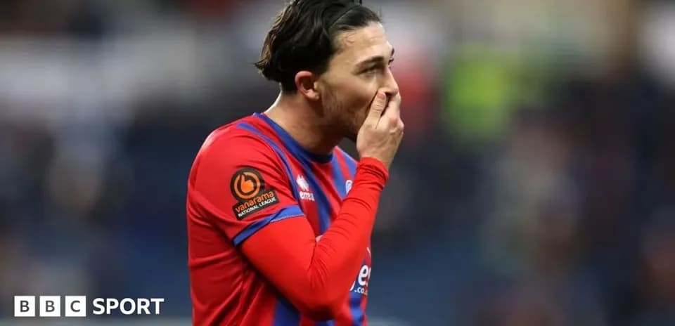 Jugador tocándose la cara en el campo de juego
