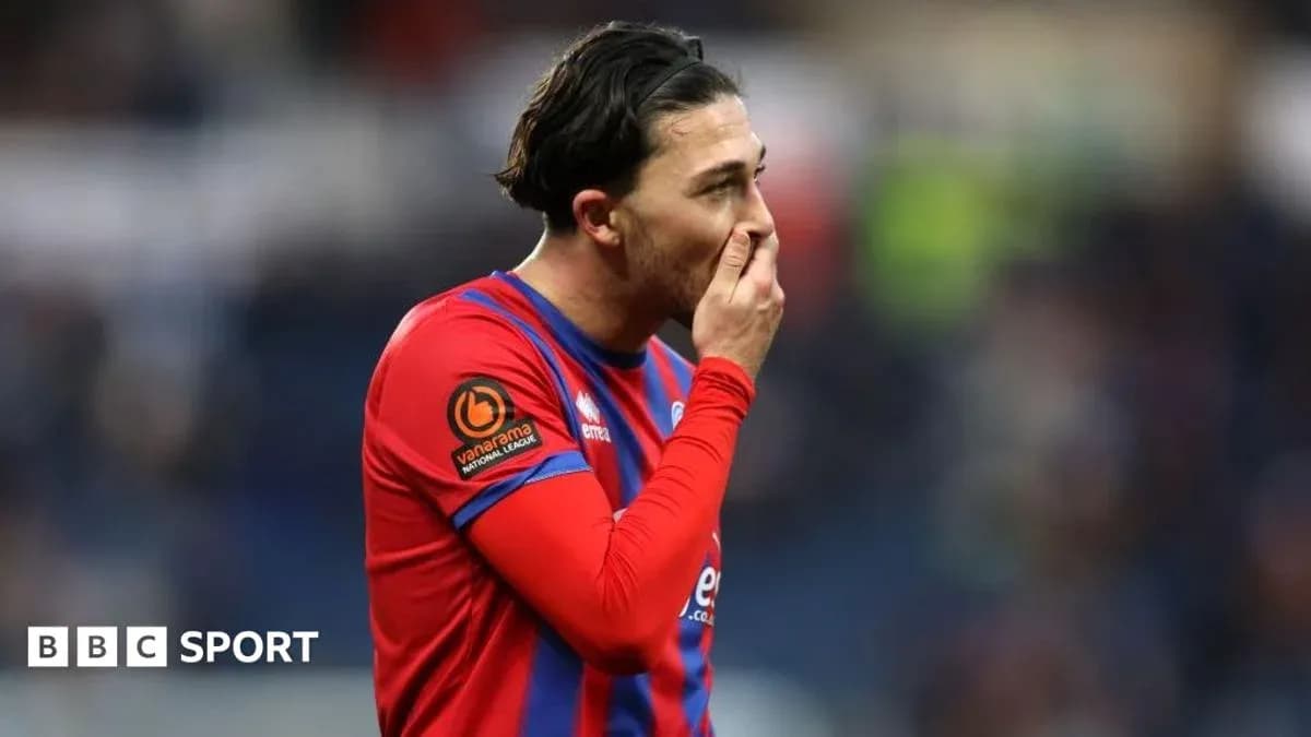 Jugador tocándose la cara en el campo de juego