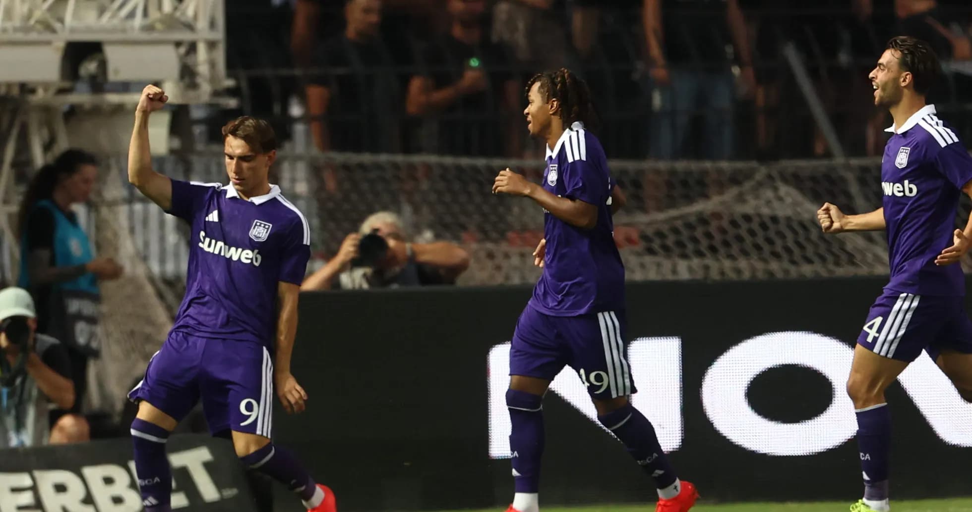 Jugadores de Anderlecht celebrando un gol